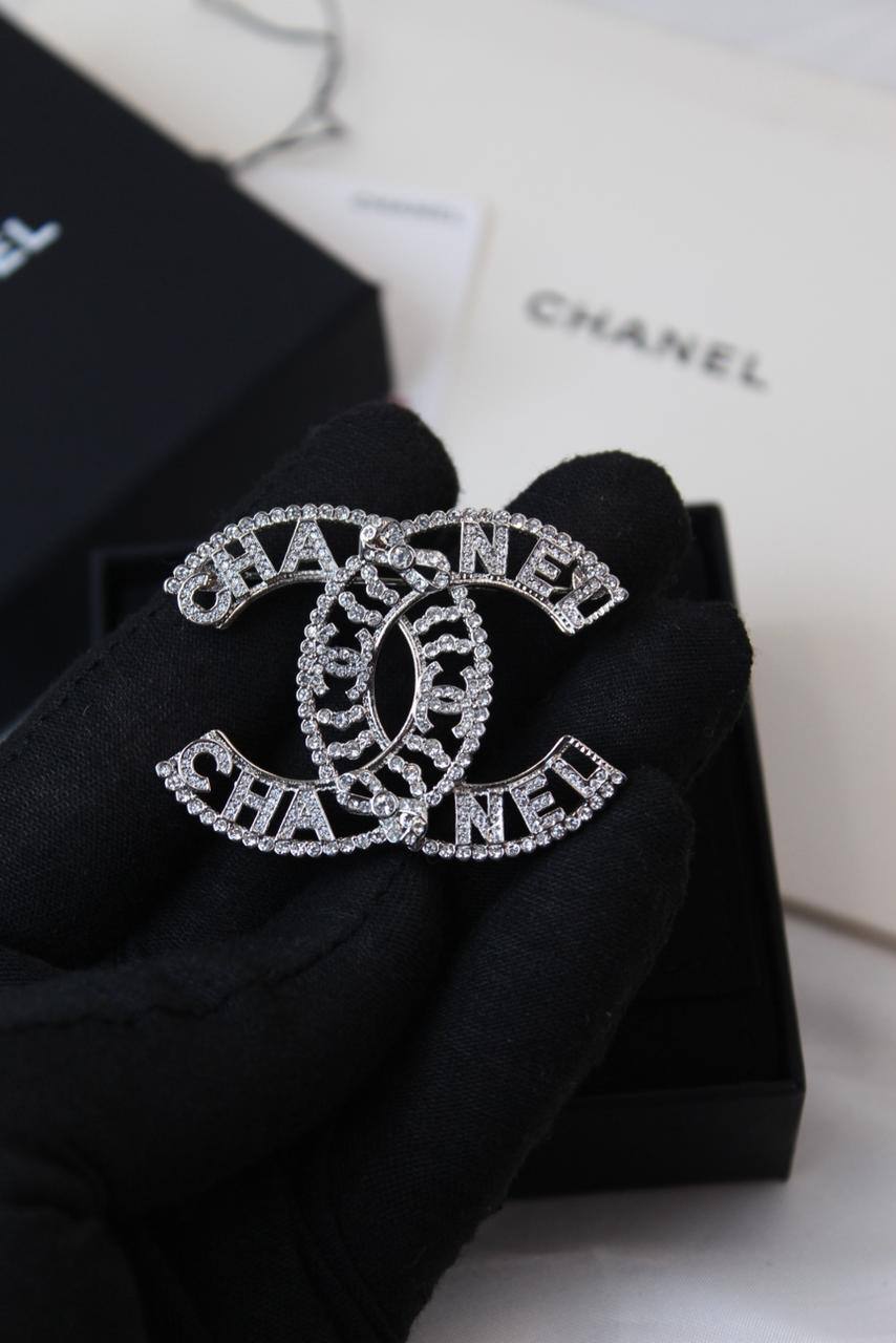 *CHANEL*  🤍

🆕🎉🥳🎊🆕
* BROOCH, Clip , Pin
* Gold-Finish Metal with Stones

* ⁠↗️ *Super Master Quality ®️*
For Price 👇 WTSP Text Zain 0568585901

Zain106
♥️♥️♥️