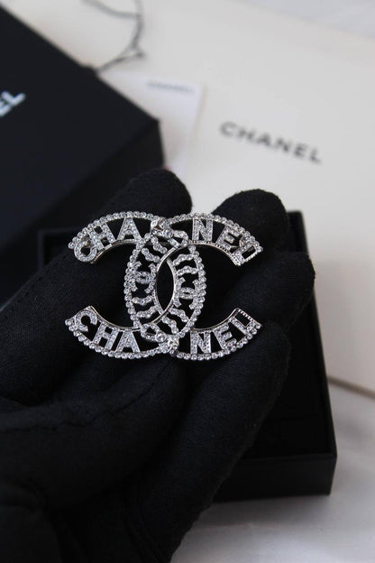 *CHANEL*  🤍

🆕🎉🥳🎊🆕
* BROOCH, Clip , Pin
* Gold-Finish Metal with Stones

* ⁠↗️ *Super Master Quality ®️*
For Price 👇 WTSP Text Zain 0568585901

Zain106
♥️♥️♥️