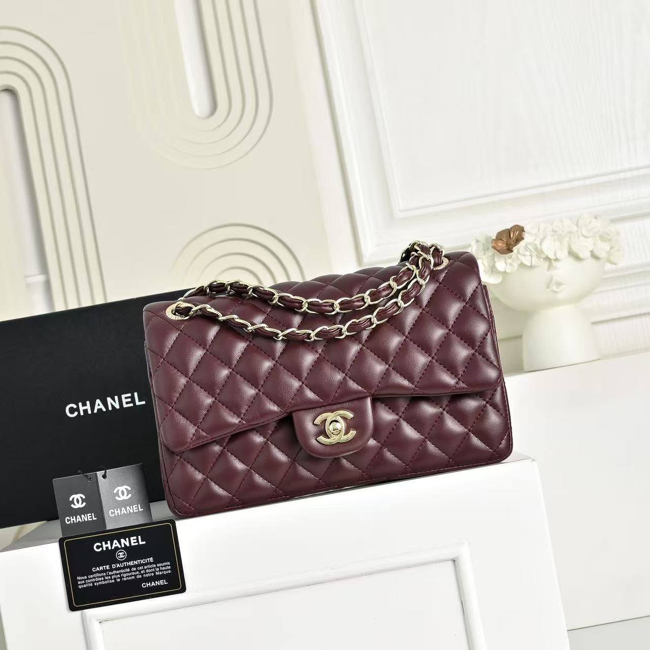 Chanel 
110 dhs🇦🇪🇦🇪
with box
Size 25×7×15cm

Zain42
♥️♥️♥️
