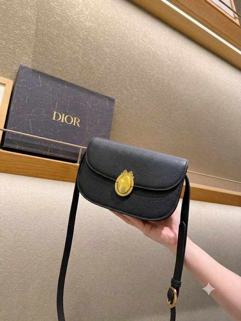 DIOR

Best quality 
with box
105 dhs🇦🇪

size23CM

Zain290
♥️♥️♥️