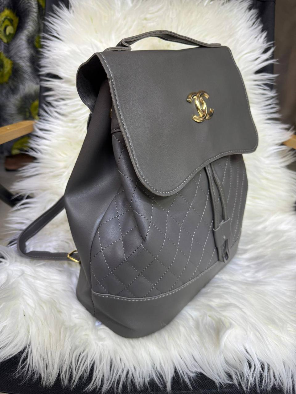 🌷Chanel backpack
Good quality 2 Use bag
Size: 29 * 34 cm
70 dhs✅

Zain115
♥️♥️♥️