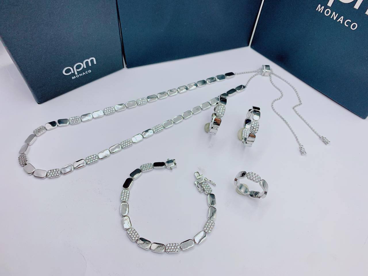 SET APM
MASTER💥💫✨
280 DHS🇦🇪🇦🇪
NECKLACE BRACELET EARRINGS RING
WITH GOOD BOX AND PAPER BAG🛍️🎁

Zain89
♥️♥️♥️
