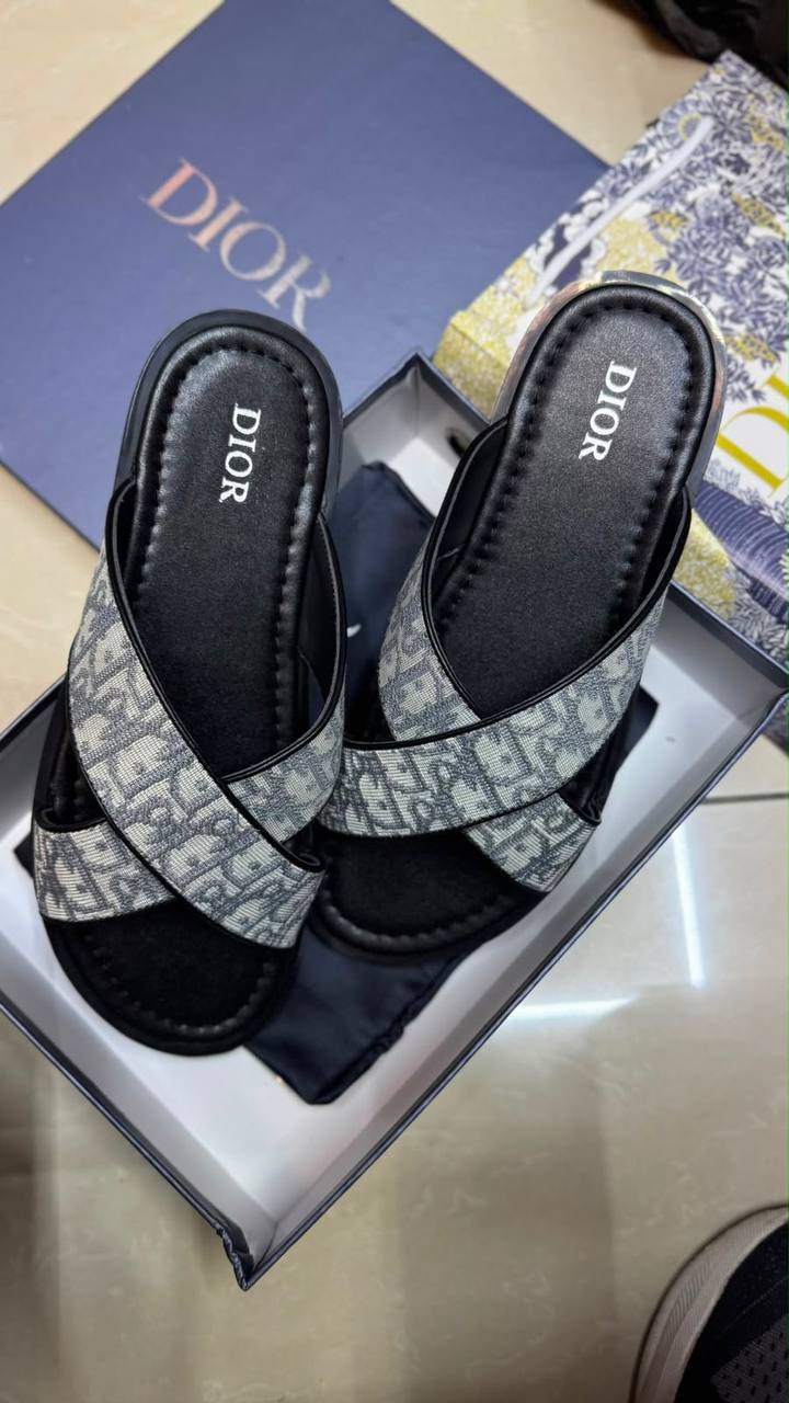 Dior
110 dhs✅
Size 40-46

Zain30
♥️♥️♥️