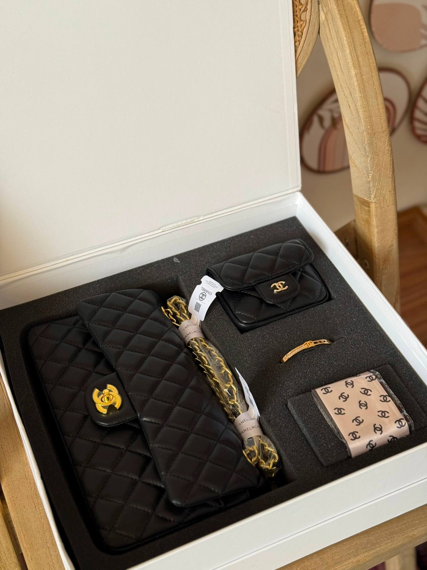 New Collection✨✨✨
CHANEL
25cm
450 dhs✅
*FULL SET(GIFT BOX)😍😍*
*MASTER QUALITY*
With box

Zain167
♥️♥️♥️