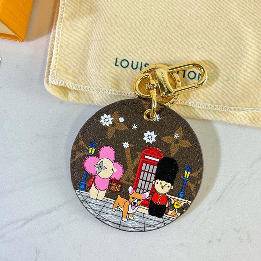 Key Chain Bag Charm 
65 dhs🪙💕 

With Box And Paper Bag
🎁🎁🎁

Zain89
♥️♥️♥️