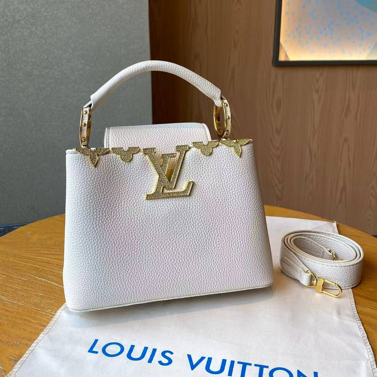 LV

Best quality 
with box

125 dhs🇦🇪♥️

size 22CM

Zain290
♥️♥️♥️