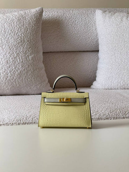 Hermes
minikelly 19cm💕master quality😍with box❤️
510 dhs✅🇦🇪

Zain52
♥️♥️♥️