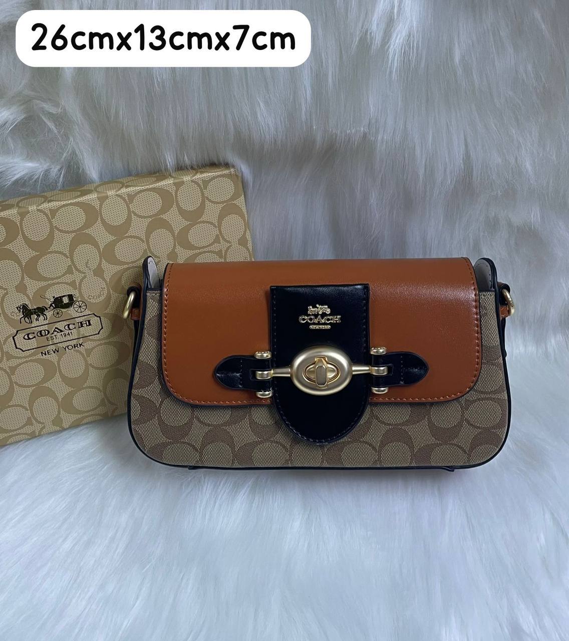 Coach
95 dhs✅ 

with box
🎁🎁🎁

Zain72
♥️♥️♥️