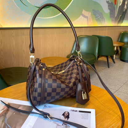 lv

best quality 
with box

120 dhs🇦🇪🇦🇪

size26CM

Zain290
♥️♥️♥️