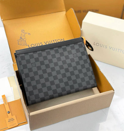 LOUIS VUITTON 

HAND BAG 
POUCH NEW 
CAME GOOD 
QUALITY WITH BOX

85 dhs🇦🇪🇦🇪🇦🇪

Zain39
Zain295
♥️♥️♥️