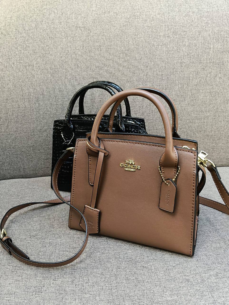 Coach
95 dhs💓

with box
🎁🎁🎁

size 25,cm

Zain26
♥️♥️♥️