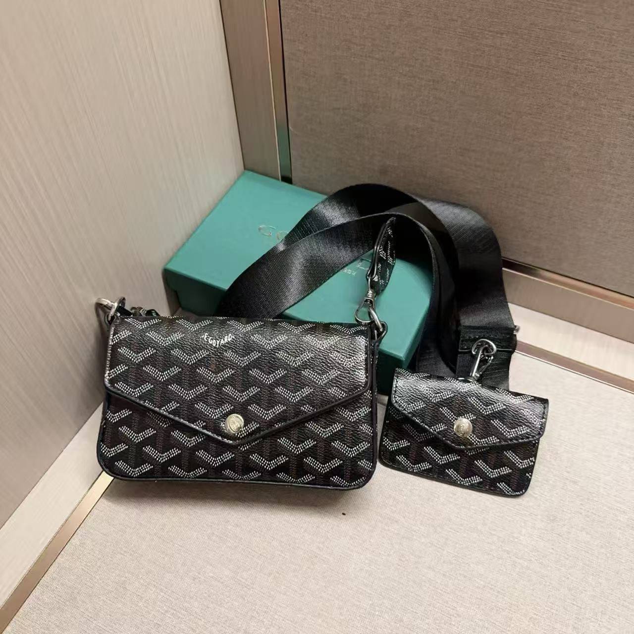 Goyard

With box 🎁🎁🎁

65 dhs🌺

Zain136
♥️♥️♥️