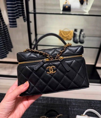 Chanel
105 dhs✅
Size：19cm
High-quality with box

Zain35
♥️♥️♥️