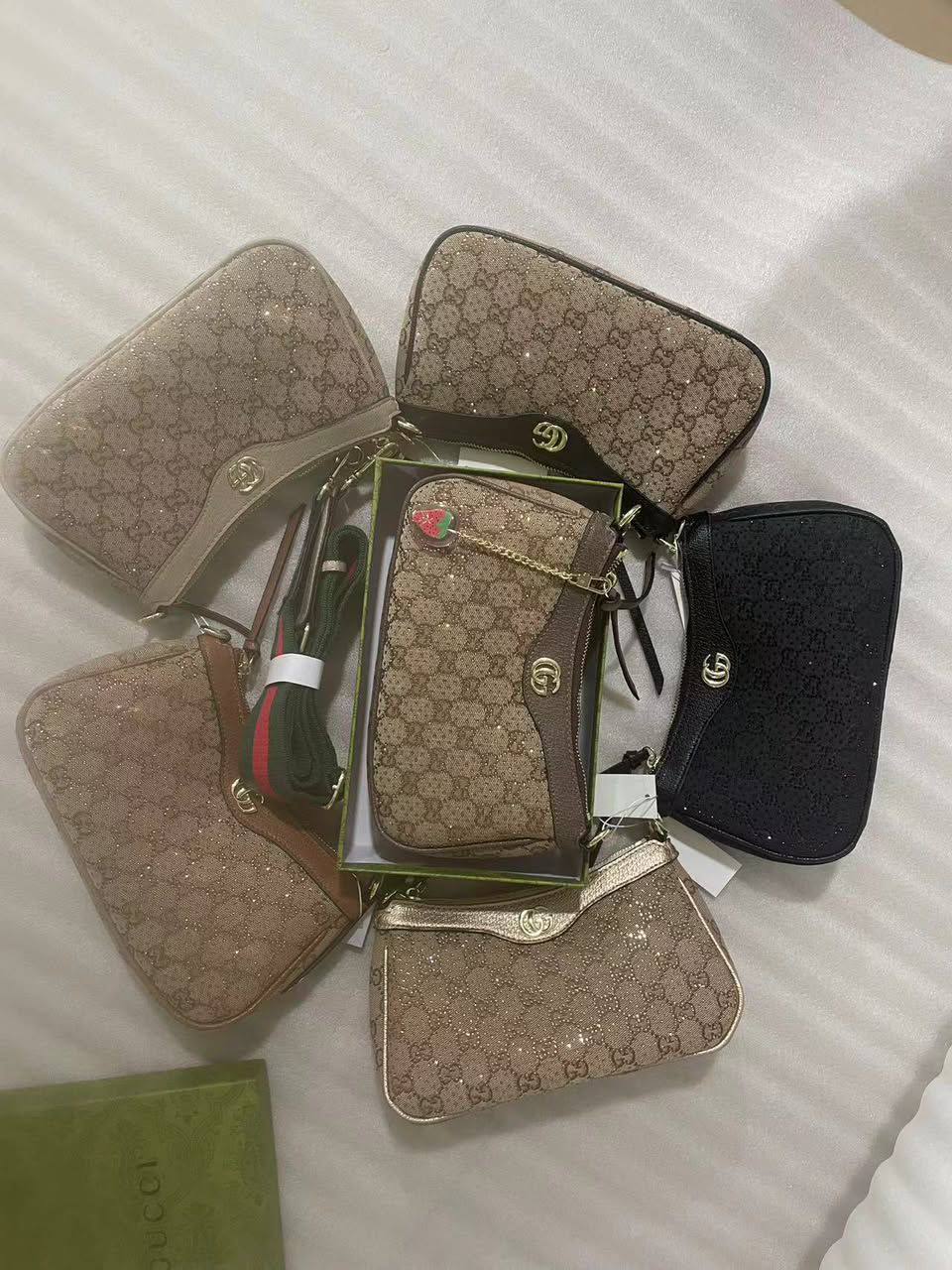Gucci
100 dhs✅
Good-quality 

with box
🎁🎁🎁

Zain39
♥️♥️♥️