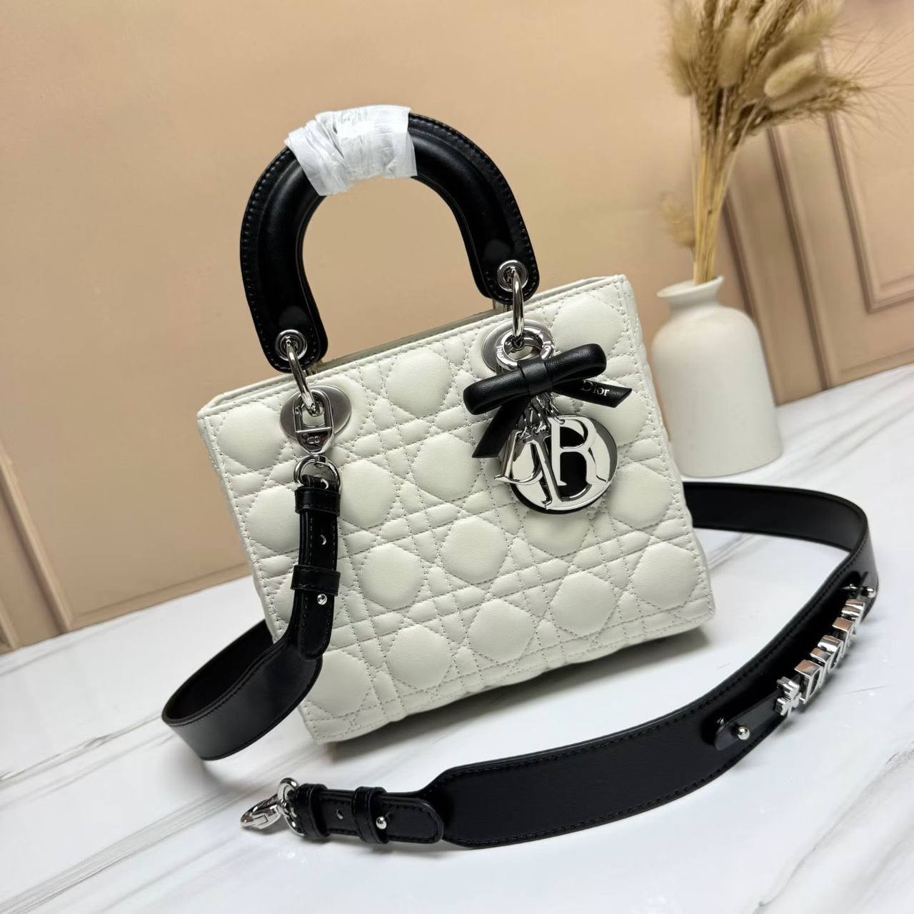 Dior
Master❣️❣️
330 dhs✅

Zain153
♥️♥️♥️