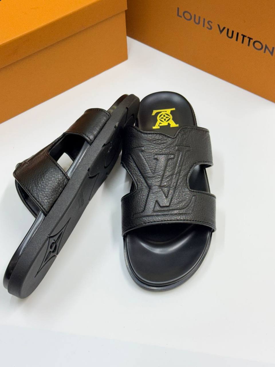 OFFER 🥰 
LV SLIPPER
75 dhs✅
Size 39-46

Zain40
♥️♥️♥️