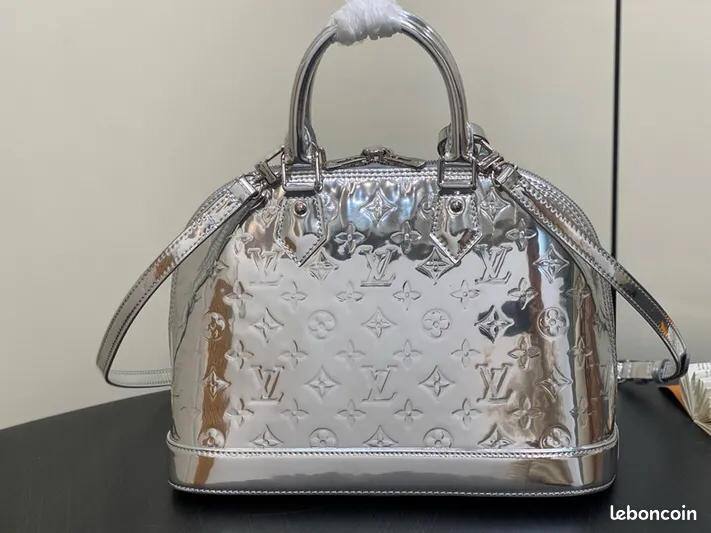LV 
90 dhs✅

with box
🎁🎁🎁

size 24×11×18cm

Zain213
♥️♥️♥️