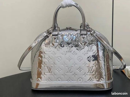 LV 
90 dhs✅

with box
🎁🎁🎁

size 24×11×18cm

Zain213
♥️♥️♥️