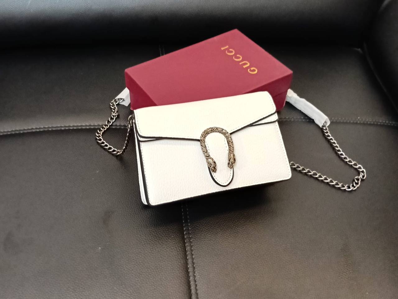 Gucci
90 dhs🇦🇪🇦🇪
with box
size 19cm

Zain26
♥️♥️♥️