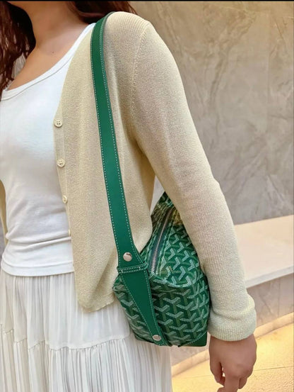 Goyard 
good quality 
with box 
🎁🎁🎁

120 dhs✅

Size : 25cm

Zain295
♥️♥️♥️