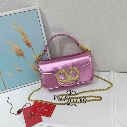 VALENTINO 

HIGH QUALITY

 WITH BOX 
🎁🎁🎁

130 dhs🇦🇪
Size:20cm

Zain39
♥️♥️♥️