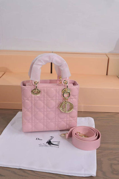 Dior 
Best quality with box’s 
110 dhs✅
size 20 cm

Zain290
♥️♥️♥️