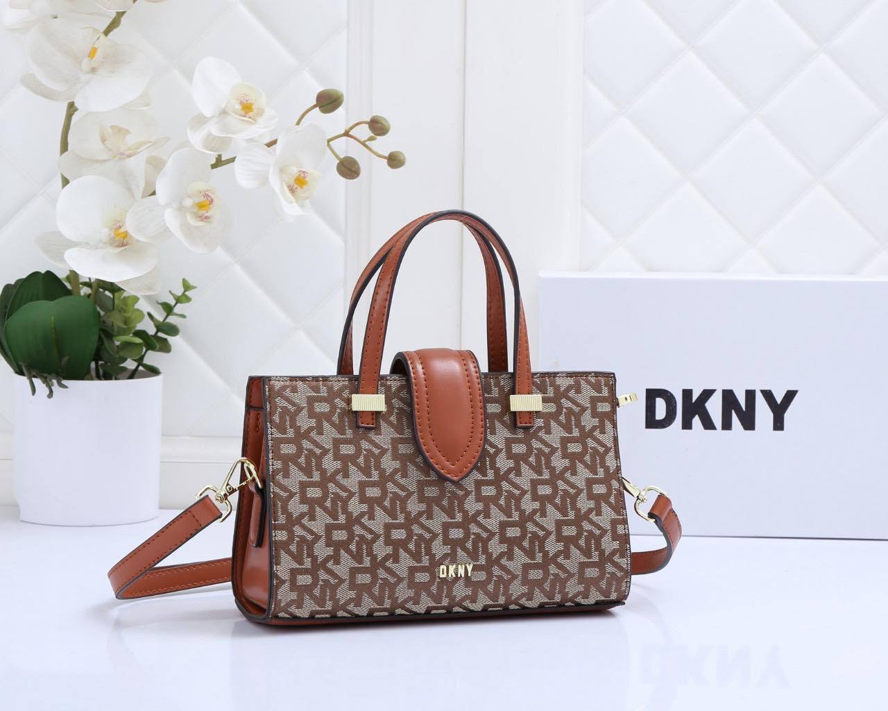 Dkny
Good quality 
Size 23*cm
100 dhs🇦🇪🇦🇪
With box 📦🔥🔥

Zain70
♥️♥️♥️