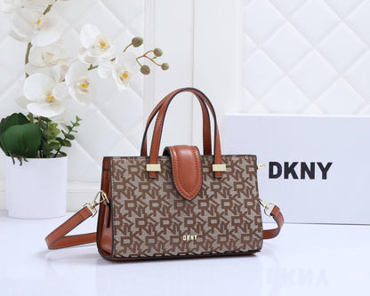 Dkny
Good quality 
Size 23*cm
100 dhs🇦🇪🇦🇪
With box 📦🔥🔥

Zain70
♥️♥️♥️