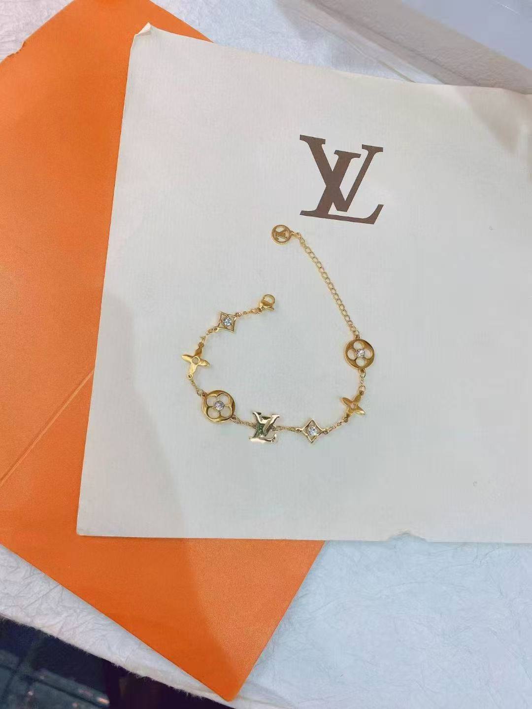 *Stainless steel ❤️‍🔥*
Mix items 🌸
Non tarnish 💯
With black boxes 🗃️ 
20 dhs💓
With normal boxes 📦 
And paper bag🛍️
30 dhs💓

Zain216
♥️♥️♥️