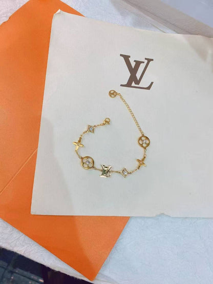 *Stainless steel ❤️‍🔥*
Mix items 🌸
Non tarnish 💯
With black boxes 🗃️ 
20 dhs💓
With normal boxes 📦 
And paper bag🛍️
30 dhs💓

Zain216
♥️♥️♥️