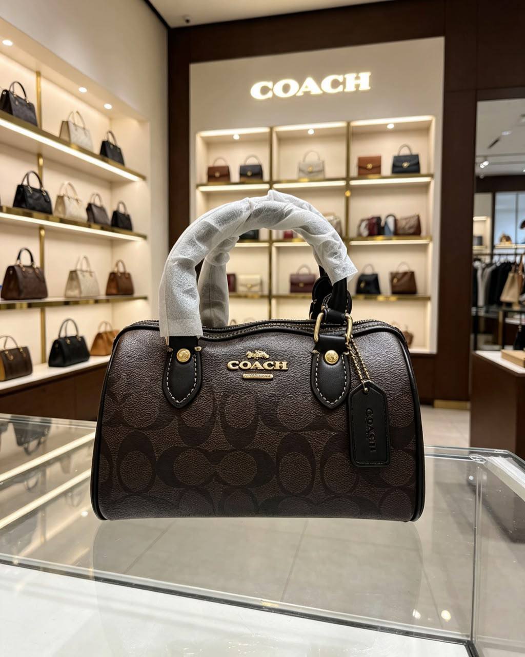 Coach
100 dhs🇦🇪🇦🇪
with box
Size:17/12/10

Zain07
♥️♥️♥️