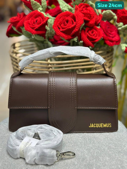 Jacquemus

Good quality 

with box 🎁🎁🎁

100 dhs🇦🇪

Zain186
♥️♥️♥️