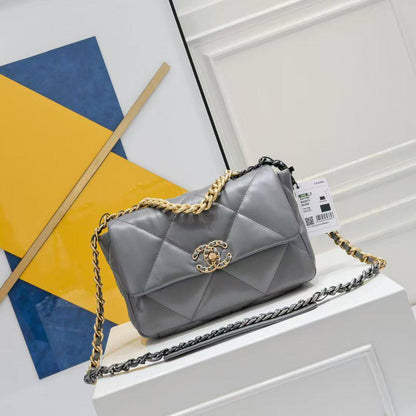 New arrival 
Chanel🙋🏻🙋🏻🌹🌹
Master
26cm 💕💕
420 dhs🪙💕

Zain228
♥️♥️♥️