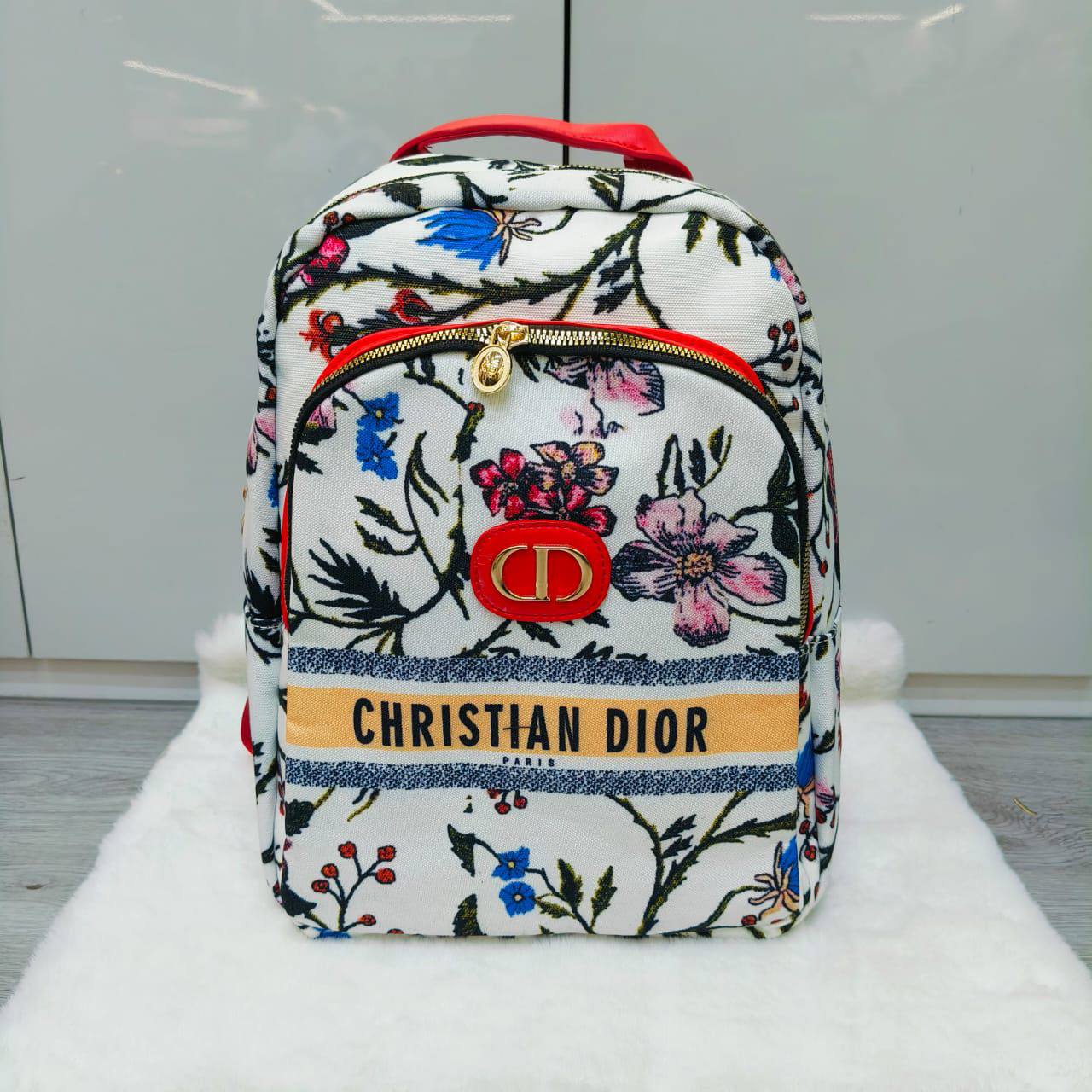 DIOR BACKPACK 
GOOD QUALITY 
55 dhs✅

Zain40
♥️♥️♥️
