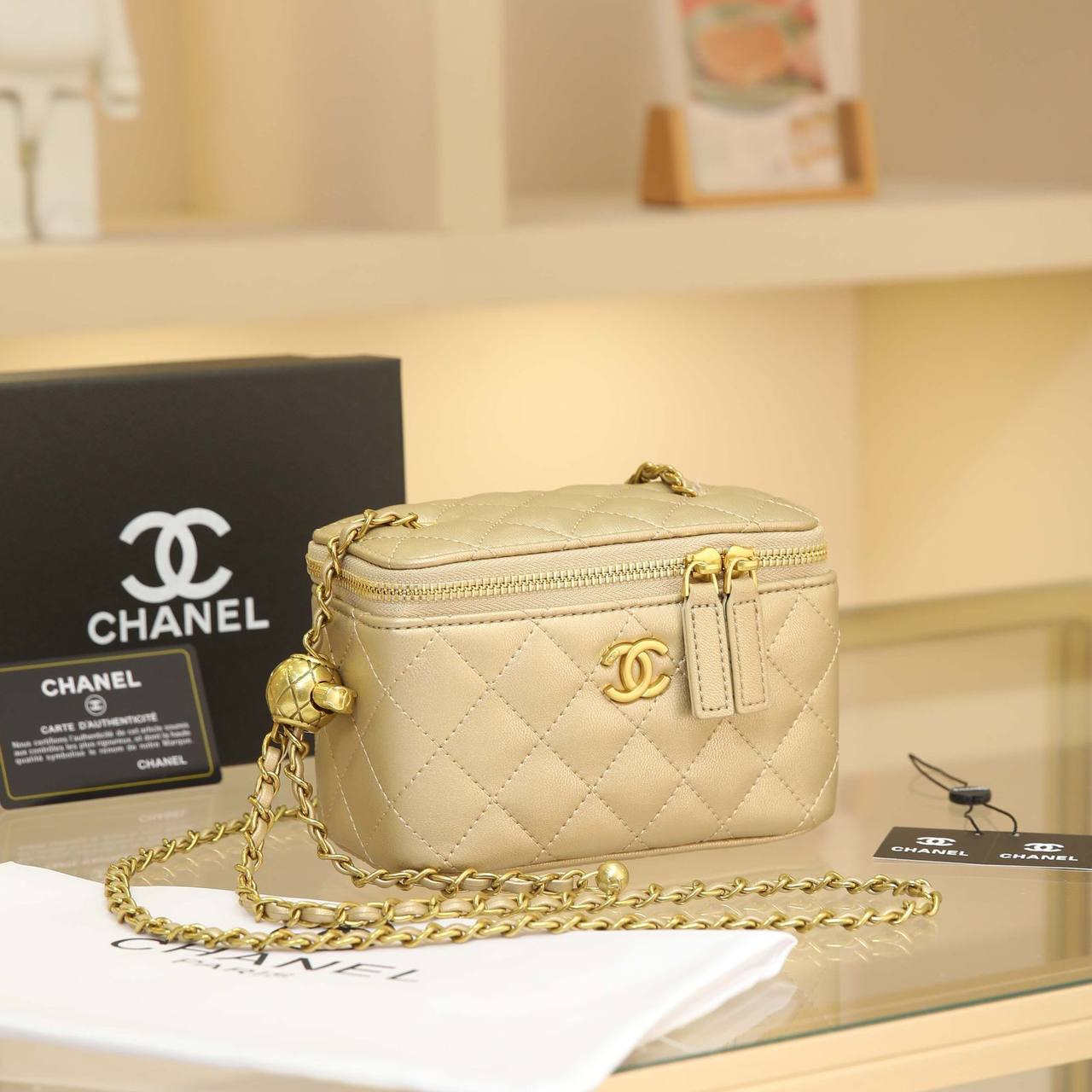Chanel
❤️
100 dhs✅ 
Good  quality
Size：17cm

With  box
🎁🎁🎁

Zain74
♥️♥️♥️