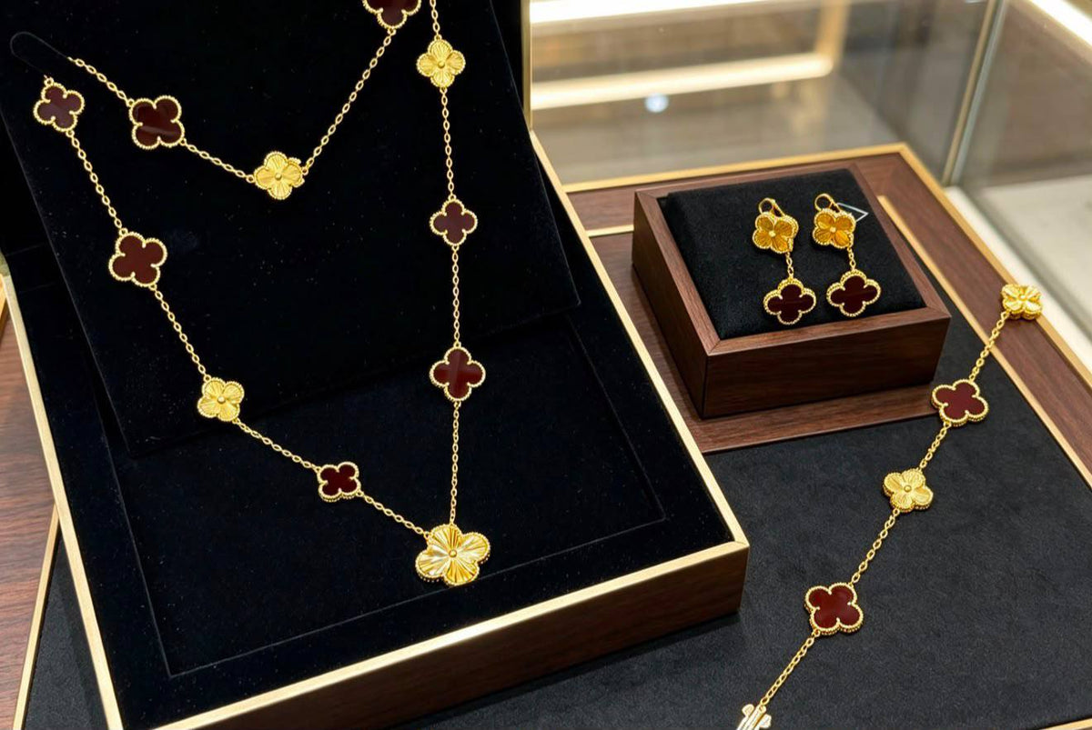 VCA set
Necklace 
Earrings 
Bracelet 
Master Quality 🦋

235 dhs🇦🇪 normal box 📦 
295 dhs🇦🇪 original box 🗃️

Zain48
♥️♥️♥️