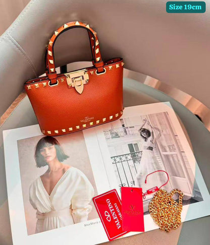 Valentino
Good quality 
with box 
120 dhs✅

Zain186
♥️♥️♥️