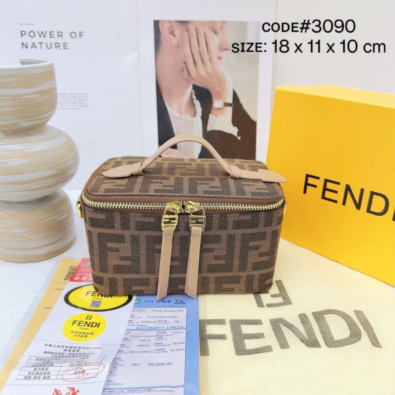FENDI ᴠᴀɴɪᴛʏ ʙᴀɢ
ᴛᴏᴘ ʜᴀɴᴅʟᴇ ʙᴀɢ
ᴄᴀɴᴠᴀs ᴍᴀᴛᴇʀɪᴀʟ
ɢᴏʟᴅ ʜᴀʀᴅᴡᴀʀᴇ
ᴡɪᴛʜ ᴄʜᴀɪɴ ʙᴇʟᴛ sᴛʀᴀᴘ
sɪᴢᴇ : 18 cm
ᴡɪᴛʜ BOX
🎁🎁🎁

70 dhs🪙🌨️

Zain31
♥️♥️♥️