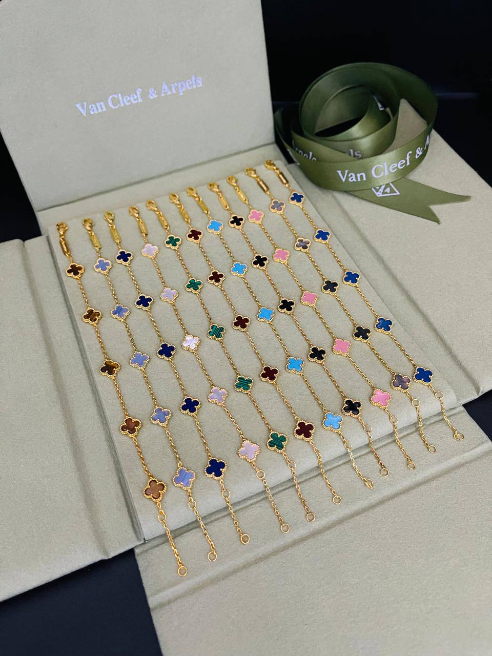 VANCLEAF BRACELET
MASTER✨💫
5 FLOWER
70 dhs🇦🇪🇦🇪🇦🇪

WITH BOX AND PAPER BAG 🎁🛍️

Zain89
♥️♥️♥️