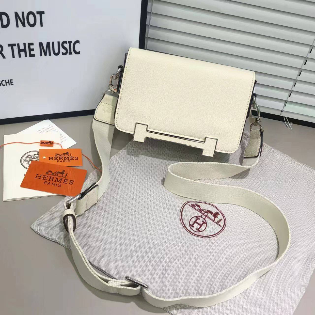 Hermes

105 dhs❤️

with box
🎁🎁🎁

Zain143
♥️♥️♥️