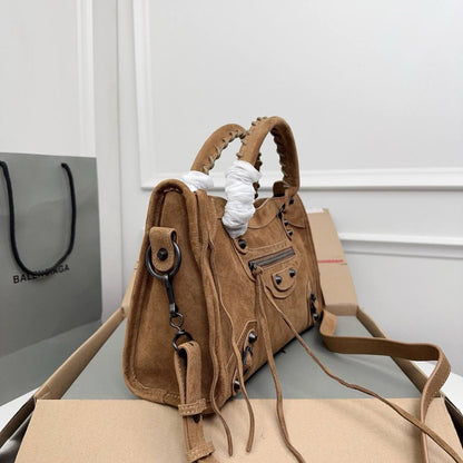 BALENCIAGA 
HIGH QUALITY
140 dhs✅

Zain39
♥️♥️♥️