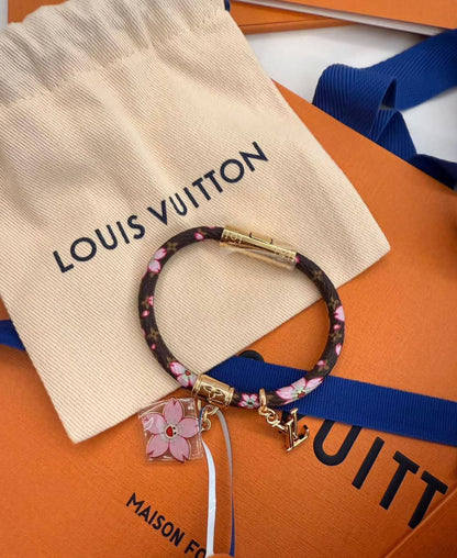 LV ❤️‍🔥*
Bracelet ✨
Master quality 💯
With normal boxes 📦 
And paper bag 🛍️
55 dhs✅
With master box 🗃️ 
65 dhs✅

Zain216
♥️♥️♥️