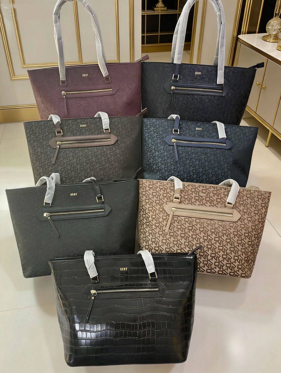 DKNY
100 dhs👑
SIZE：42cm
Good quality and big capacity

Zain35
♥️♥️♥️