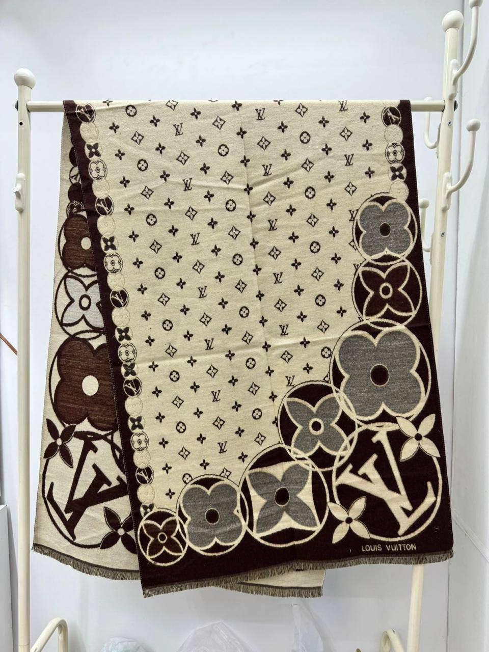 Brand Shawl / Scarf 

Good quality

Size:  180 * 68 cm
45 dhs🪙🌨️

Zain115
♥️♥️♥️