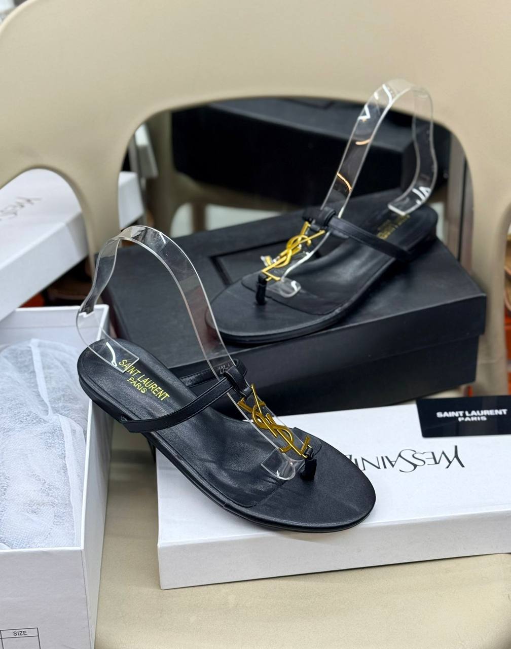 Ysl flat

Offffferrrrrrrrr.  🧨🧨🧨

60 dhs✅

Size 36 to 41.

Zain80
♥️♥️♥️