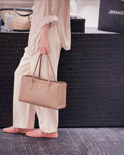 CHANEL 
COPY ONE 
220 dhs🇦🇪🇦🇪
SIZE: 35cm

Zain295
♥️♥️♥️