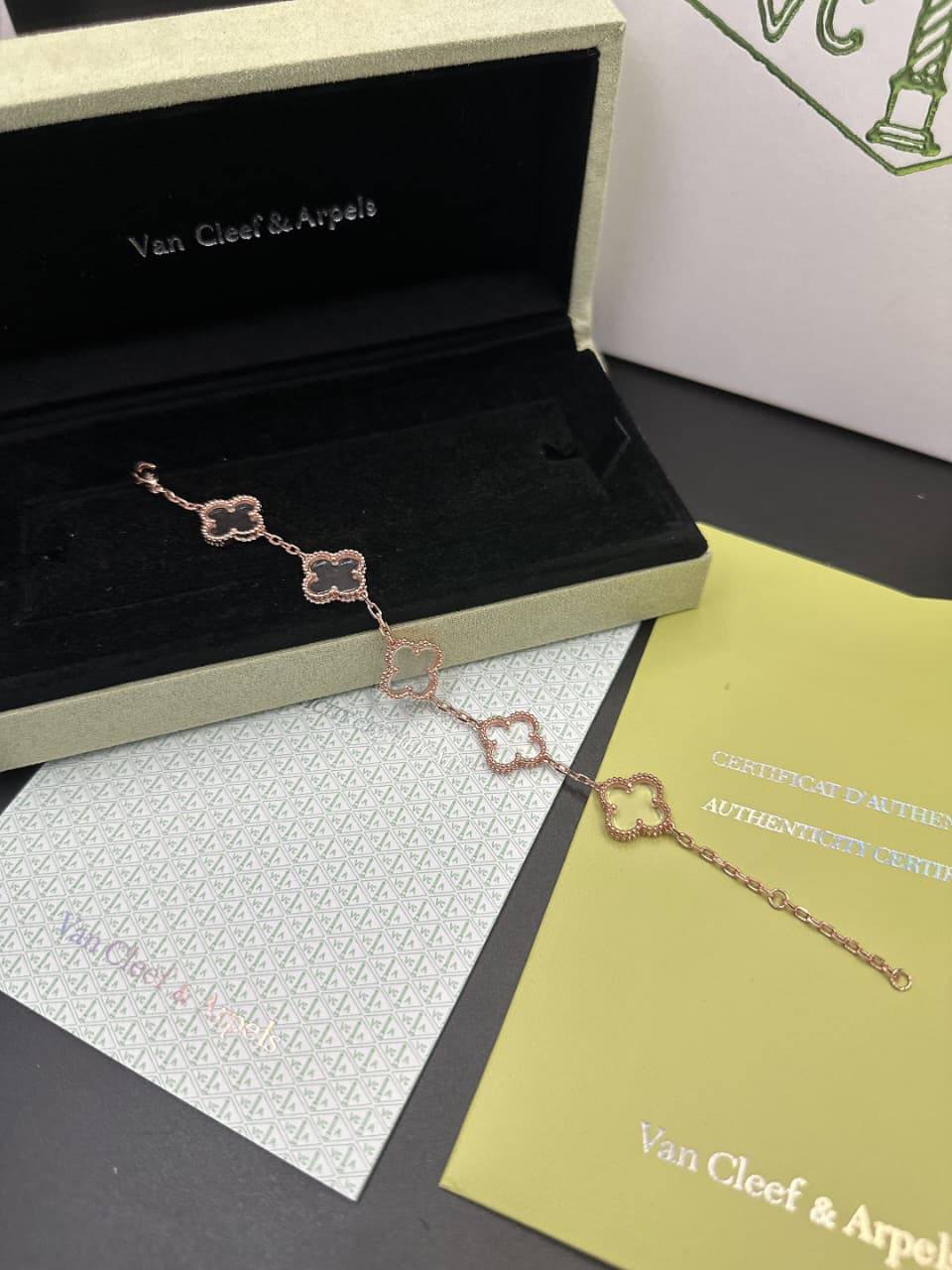 Plain VCA 
BRACELET✨💫
60 DHS💓 
WITH SMALL BOX AND PAPER BAG🎁🛍️

Zain89
♥️♥️♥️