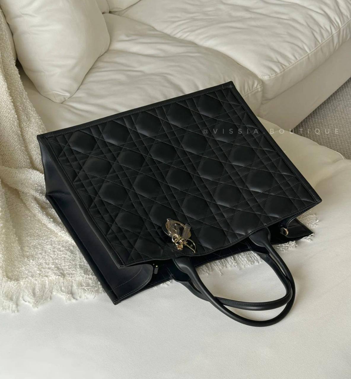 DIOR 

GOOD QUALITY  

BIG SIZE

90 dhs🇦🇪🇦🇪
41CM

Zain295
♥️♥️♥️