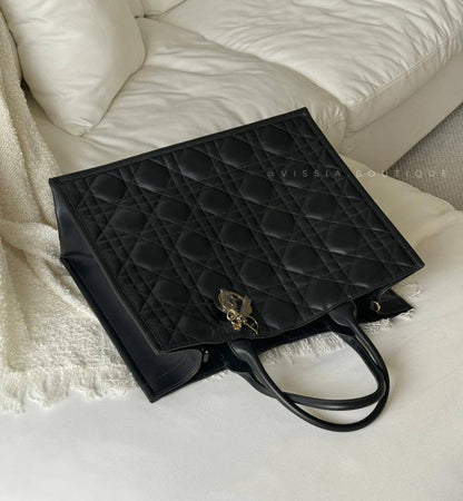 DIOR 

GOOD QUALITY  

BIG SIZE

90 dhs🇦🇪🇦🇪
41CM

Zain295
♥️♥️♥️