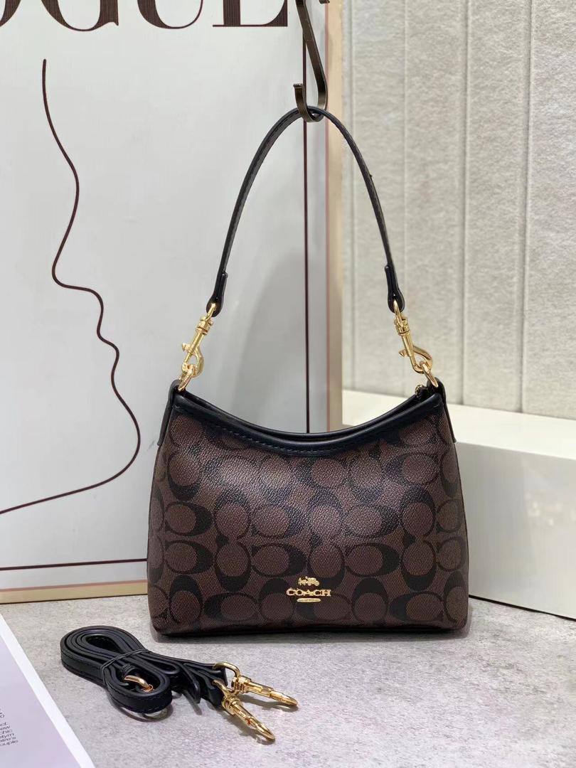 Coach 
90 dhs✅
with box
🎁🎁🎁

size 20×7.5×16cm

Zain42
♥️♥️♥️